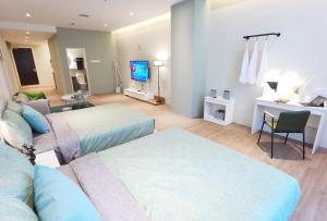 una camera d'albergo con due letti e un divano di The Yaraville - Bangsar South Mid Valley a Kuala Lumpur