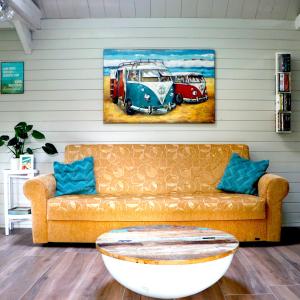 salon z kanapą i obrazem na ścianie w obiekcie Het Wierhuis w mieście Pieterburen