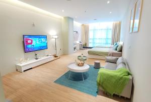 un soggiorno con un divano e una TV di The Yaraville - Bangsar South Mid Valley a Kuala Lumpur