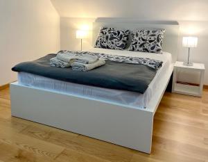 Una cama blanca con dos almohadas encima. en VIP apartment in Mogilany close to Kraków Air con WLAN Highspeed en Mogilany