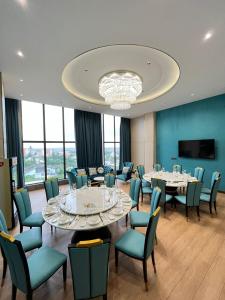 a dining room with tables and chairs and a chandelier at Hôtel FAMILLE MONDIALE in Abidjan