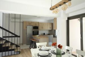 a kitchen and dining room with a table and chairs at Serenity Villa in Kórinthos