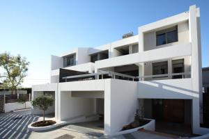 an image of a white building at Serenity Villa in Kórinthos