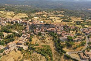 una vista aerea di una piccola cittadina sulle colline di Casa Chiassarello a Roccastrada