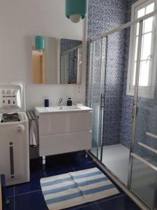 a bathroom with a sink and a shower at Résidence Albina centre Hendaye Plage in Hendaye