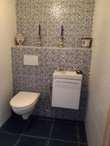 a small bathroom with a toilet and a sink at Résidence Albina centre Hendaye Plage in Hendaye