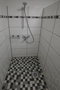 a bathroom with a shower with a checkered floor at Ferienwohnung Rolandseck 