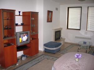 パンポロボにあるApartment in Complex Monastery 1のリビングルーム(テレビ、暖炉付)