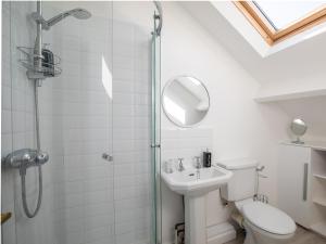 Un baño con ducha, inodoro y lavabo. en Kimkeri, en Bourton on the Water 24 fotos más