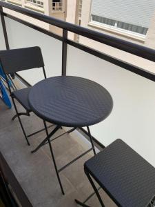 una mesa negra y una silla en el balcón en Apartments Gran VP, en Cambrils