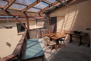 a balcony with a table and chairs and a roof at Ferienwohnung Rolandseck 