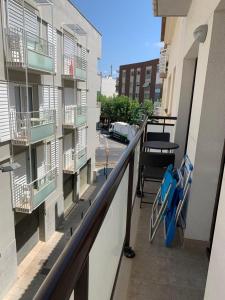uma varanda de um edifício com um guarda-chuva azul em Apartments Gran VP em Cambrils