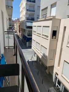 widok na ulicę z balkonu budynku w obiekcie Apartments Gran VP w mieście Cambrils