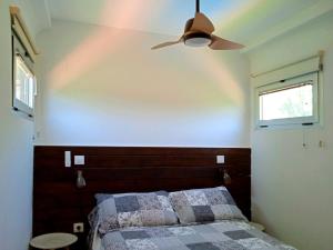 um quarto com uma cama e uma ventoinha de tecto em El Vagón de Baides em Baides