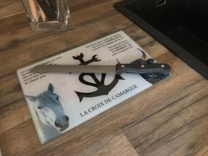 a book with a knife on top of a table at Maisonnette indépendante avec jardin/patio in Nîmes