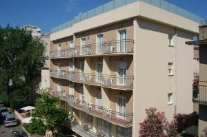 un edificio de apartamentos con balcones en un lateral en Hotel Esperia, en Cattolica