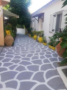 a cobblestone walkway in front of a house at Summer studios 1 in Koroni