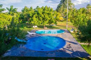 una vista aérea de una piscina en un patio en Delta Park Hotel, en Parnaíba