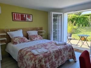 um quarto com uma cama com duas toalhas em Appartement avec cuisine et grande piscine chauffée em Hendaye