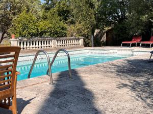 Bazén v ubytovaní Maisonnette indépendante avec jardin/patio alebo v jeho blízkosti