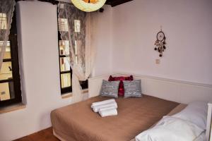 ein Zimmer mit einem Bett mit Handtüchern darauf in der Unterkunft Atrium house in Rethymno