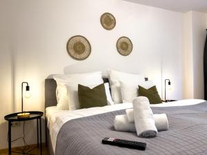 una camera da letto con un letto con telecomando di STYLISCHE ZENTRALE WOHNUNG MIT KÜCHE UND PARKPLATZ IN SEITENSTRAẞE a Deggendorf