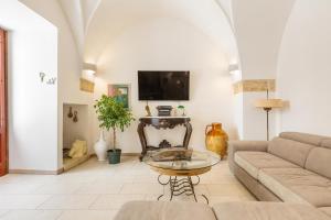 TV a/nebo společenská místnost v ubytování Le Mule Suite and Rooms - Specchia + 25 fotografií