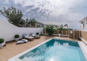 Bazén v ubytování Sea View Luxury Villa White in Blue nebo v jeho okolí