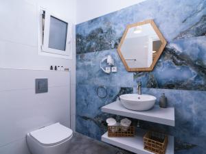 Koupelna v ubytování Sea View Luxury Villa White in Blue