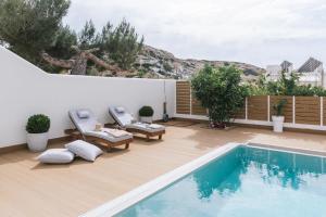 Bazén v ubytování Sea View Luxury Villa White in Blue nebo v jeho okolí