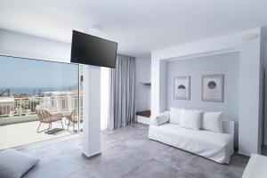 TV a/nebo společenská místnost v ubytování Sea View Luxury Villa White in Blue