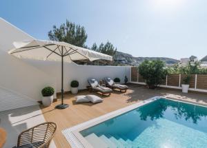 Bazén v ubytování Sea View Luxury Villa White in Blue nebo v jeho okolí