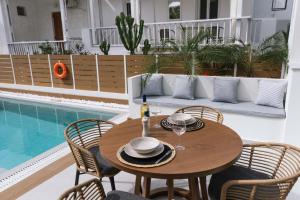 Bazén v ubytování Sea View Luxury Villa White in Blue nebo v jeho okolí