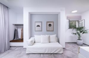 Posezení v ubytování Sea View Luxury Villa White in Blue + 16 fotografií