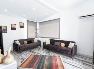 uma sala de estar com dois sofás e um tapete em La Brezza Suite & Hotel em Akyarlar