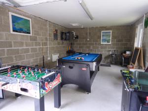 a room with two pool tables in a room at Four Seasons - Hw7432 in Tal-gareg