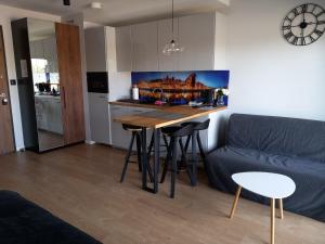 a kitchen and living room with a table and a couch at Old Town Nadmotławie - Sauna & Gym I 10min deptak in Gdańsk