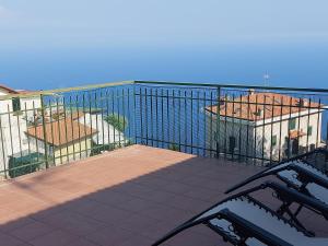 einen Balkon mit zwei Vogelkäfigen auf einem Zaun in der Unterkunft Mira Amalfi in Agerola