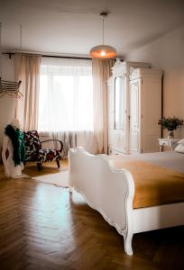 Postel nebo postele na pokoji v ubytování Kiki & Luky family apartment by Prague Castle