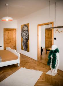 プラハにあるKiki & Luky family apartment by Prague Castleのベッドルーム1室(ベッド1台付)が備わります。壁には絵画が飾られています。