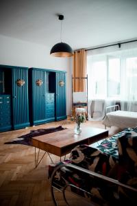 ein Wohnzimmer mit einem Tisch und einem Sofa in der Unterkunft Kiki & Luky family apartment by Prague Castle in Prag