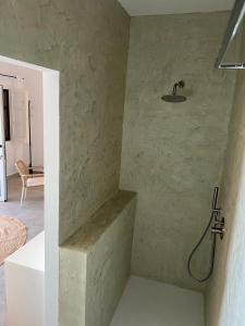 prysznic w narożniku pokoju w obiekcie Elysium Apartments Corfu w mieście Paleokastritsa