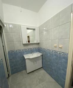 ein Bad mit einem Waschbecken und einem Spiegel in der Unterkunft Budak Home in Nevşehir