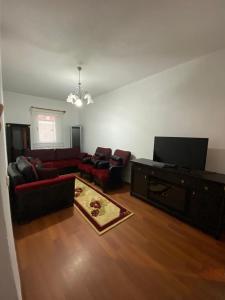 uma sala de estar com um sofá e uma televisão de ecrã plano em Budak Home em Nevşehir
