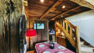 a room with a table with a red table cloth at Appartement esprit chalet - splendide vue montagne in Val-d'Isère