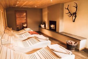 eine Reihe von 4 Betten in einem Zimmer in der Unterkunft Natur- und Wohlfühlhotel Kastenholz in Wershofen