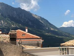 uma vista para uma montanha a partir do telhado de uma casa em La casa della sirena em SantʼEufemia a Maiella
