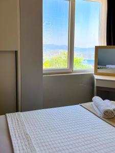 een slaapkamer met een bed, een raam en handdoeken bij Just Dream Suites in Kas