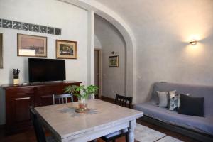 un soggiorno con tavolo e divano di Molina apartment 213 a Pugnano