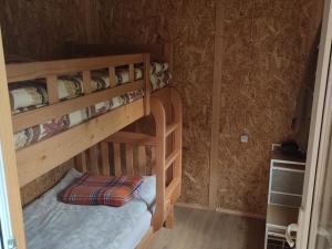1 Schlafzimmer mit 2 Etagenbetten in einem Zimmer in der Unterkunft amo-isuntke in Juta